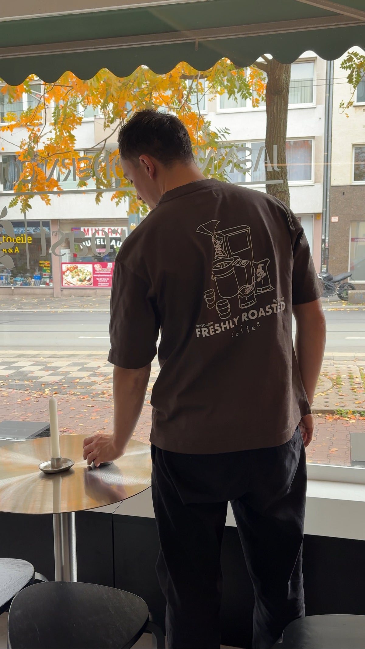 Freshly Roasted Shirt, Bistrotisch, Kerze, Café, Jaenner Modern Coffee